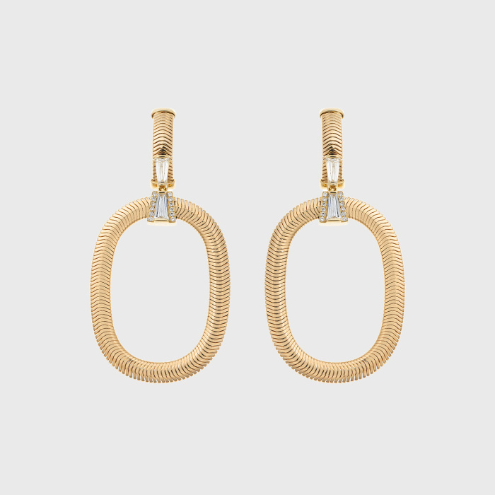 Yellow gold chain oval earrings with tapered white diamonds