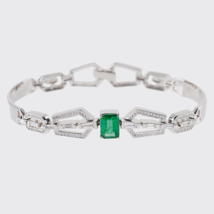 White gold bracelet with white diamonds and emerald
