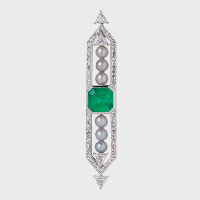White gold brooch with white diamonds, emerald and silver pearls