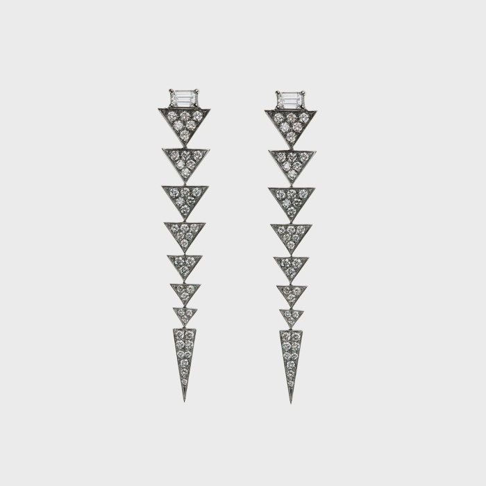 White gold long earrings with white diamonds and white diamond baguettes