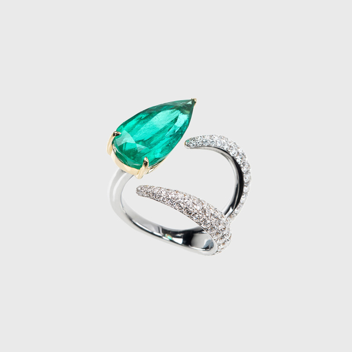 White gold ring with pear shape emerald and white diamonds