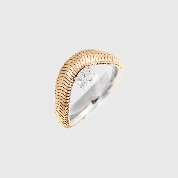 Yellow gold chain ring with oval white diamond