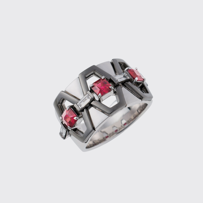 White and black gold ring with ruby and white diamond