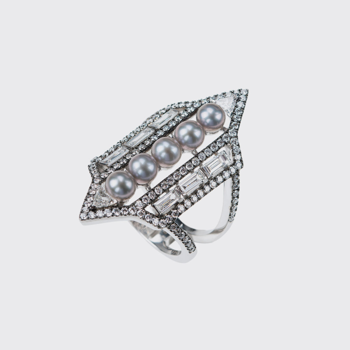 White gold ring with white diamonds and silver pearls