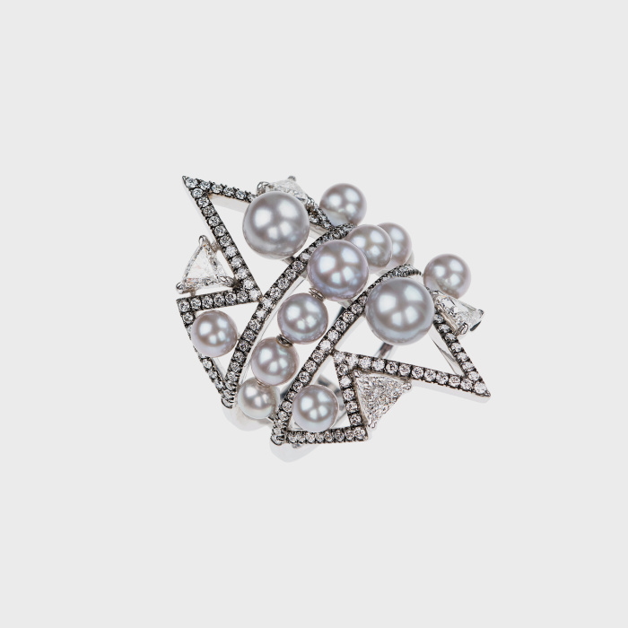 White gold ring with white diamonds and silver pearls