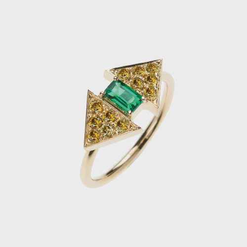 Yellow gold band ring with yellow diamonds and emerald