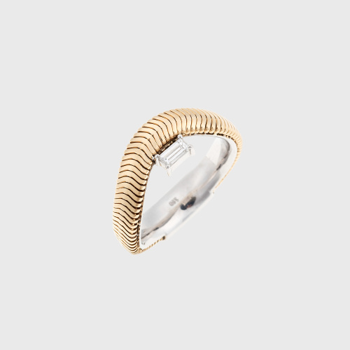Yellow gold chain ring with white diamond baguette