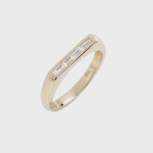 Yellow gold band ring with white diamond baguettes