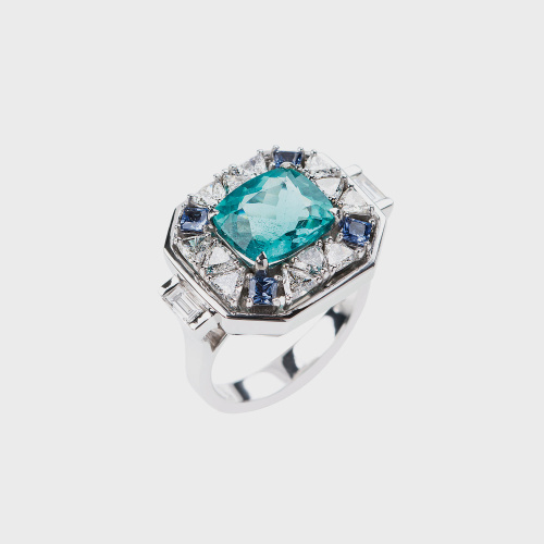 White gold ring with apatite, blue sapphires and white diamond baguettes